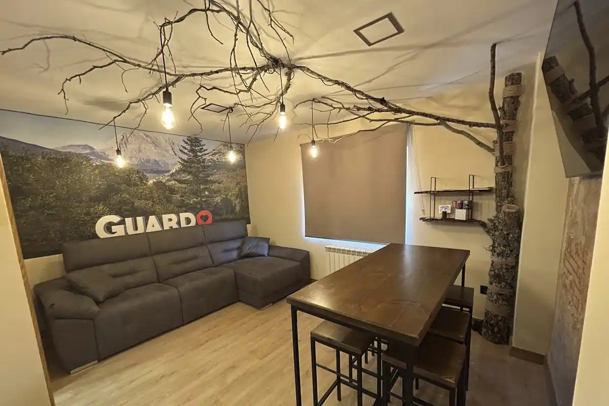 Paraíso desconocido. Imagen del amplio Salón comedor del apartamento Tobogán del ratoncito en Guardo